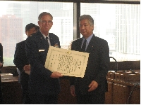 在日米軍司令部法務部長に対する法務大臣感謝状授与式.JPG